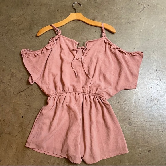 Blush shoulder detail romper - Picture 5 of 6